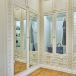 Гардеробная в классическом интерьере