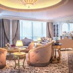 Интерьер гостиной в отеле Hilton